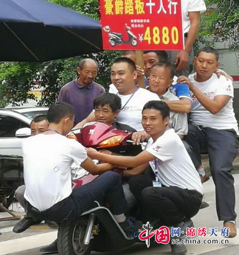 大英摩托車載10人沿街促銷，吸引了交警