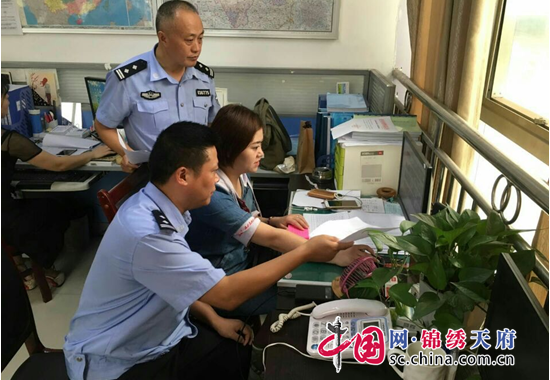 遂寧交警直屬二大隊大隊長宋建軍節(jié)前到城南客運站檢查