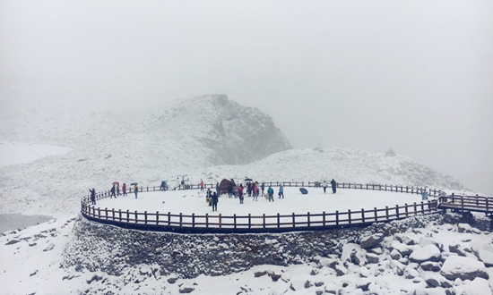 氣溫驟降 成都秋意濃 達(dá)古雪漫山