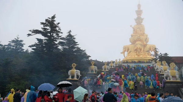 峨眉山景區(qū)迎來(lái)國(guó)慶長(zhǎng)假旅游小高峰