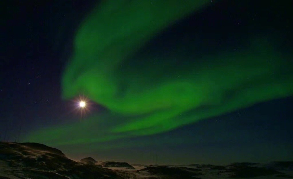 美翻了！南极中山站 极光与明月同天