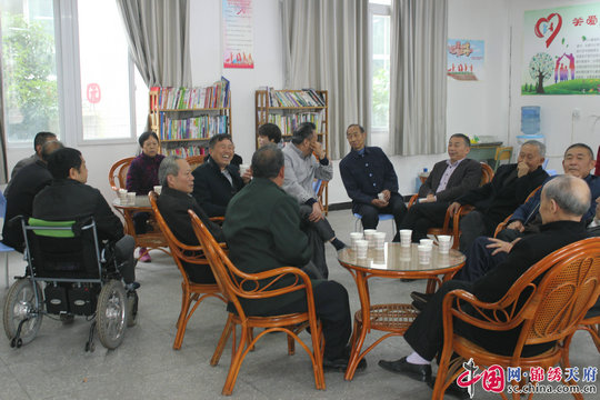 恩阳区观音井小学举行退休教师重阳节庆祝活动