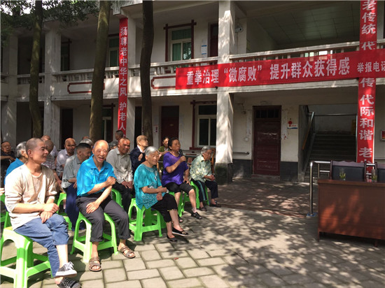 ",黄宇老师带来了"我只在乎你",小朋友表演了古筝独奏和表演唱等,党员