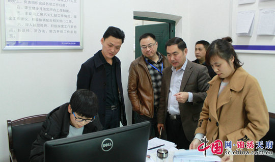 巴中市司法局副局长张良和深入通江县督导社区矫正信息化工作
