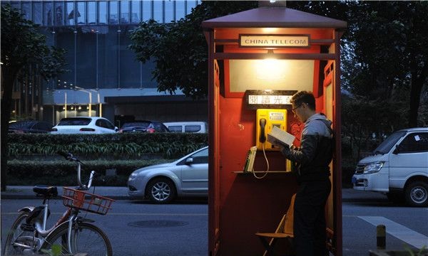 成都閑置電話亭再利用 變“閱讀亭”和“避風(fēng)港”