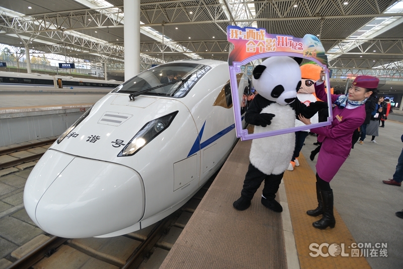 12月6日,西成高铁正式通车,近200随车记者登上了d4252次西行列车.