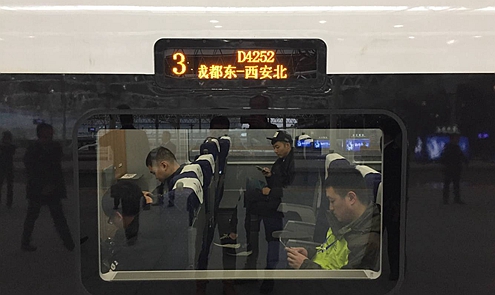 西成高铁开通 近200随车记者登上了D4252次西行列车