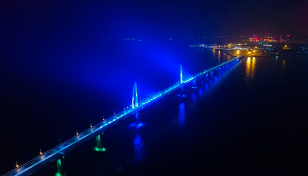 港珠澳大桥主体全线亮灯 具备通车条件