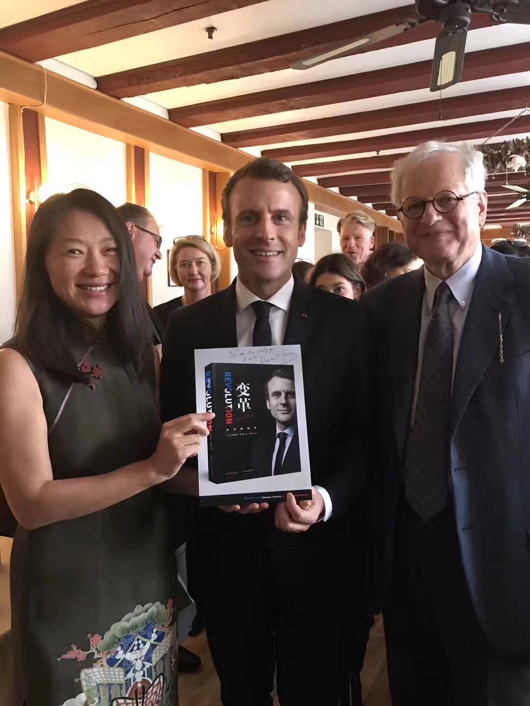法国总统马克龙首访中国 新书《变革》中文版同步上市