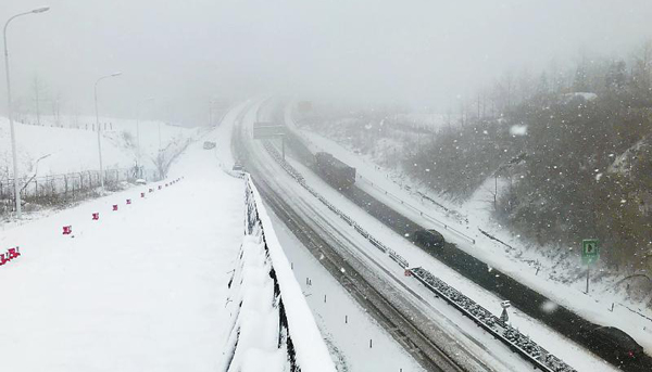 拖烏山大雪 雅西高速最厚處積雪已達(dá)40厘米