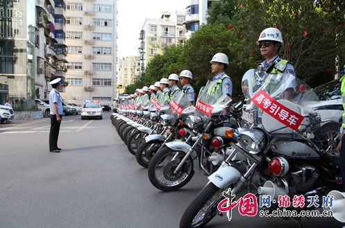 巴城交警60余警摩全力為高考護航