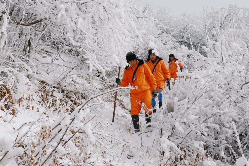 四川電力工人冒雪巡線 為電網(wǎng)筑堅實(shí)防冰“護(hù)盾”