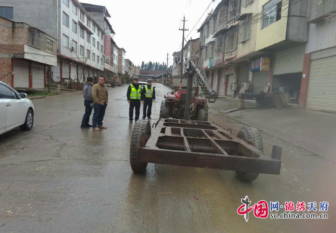 蓬溪县多部门联合整治变型拖拉机