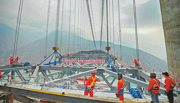 “川藏第一桥”合龙 1.26万吨钢桁梁如何吊上高空的？ 