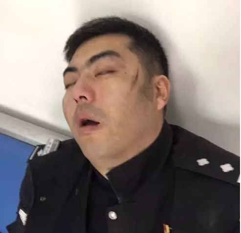 蓬溪一民警上班期間睡覺？真相讓人心疼！