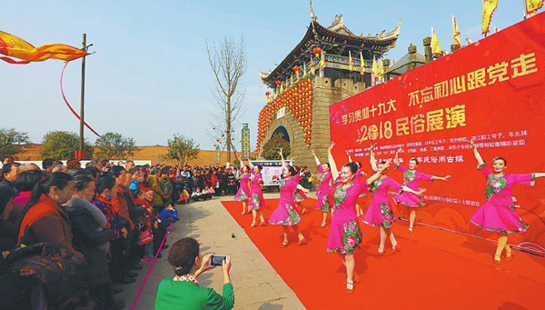 遂寧龍鳳古鎮(zhèn)開展民俗展演活動(dòng)引人駐足觀看