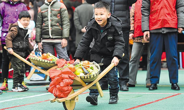 成都年味濃：小朋友推雞公車 體驗(yàn)傳統(tǒng)民俗文化