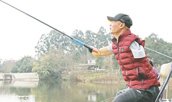 雙臂雙腿均截肢 成都男子苦練成釣魚(yú)達(dá)人