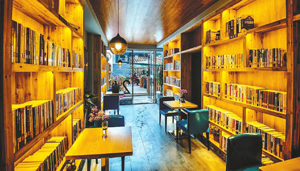 四川乐山首家24小时书店开业 市民有了“深夜书房”