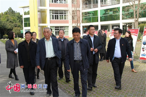 實驗中學校長周再勇向楊主任一行介紹了學校堅持立德樹人,以“一愛四讓”為辦學理念,以“崇實夯基,生動涵養,走高品質教育之路”為辦學思路,在教育局“三個第一”指引下,堅持黨建引領,辦樸素而正確的教育,學校保持了全面育人、全面發展和全面一流,並獲得了多項國家級和省市級榮譽。同時,周再勇還向領導介紹了學校在人民法院的支援下,建立了“楊婷工作室”,以此為平臺,整合公安、檢察院、法院、司法等部門,系統進行青少年法治教