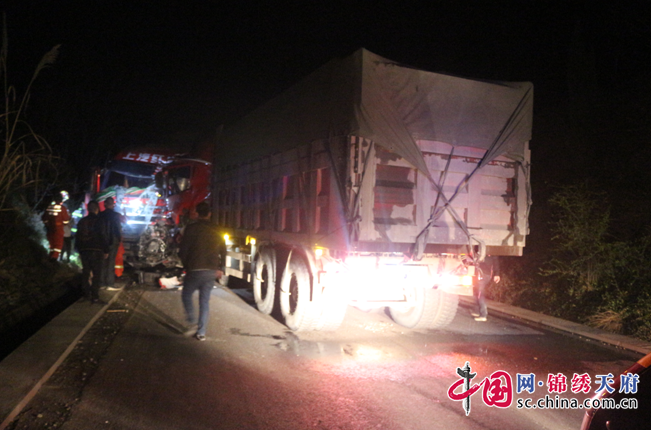 遂寧：凌晨兩大貨車相撞，消防官兵救出2名駕駛員