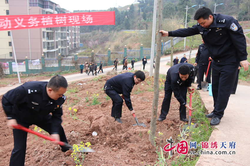 大英縣公安局20名干警開展義務植樹活動