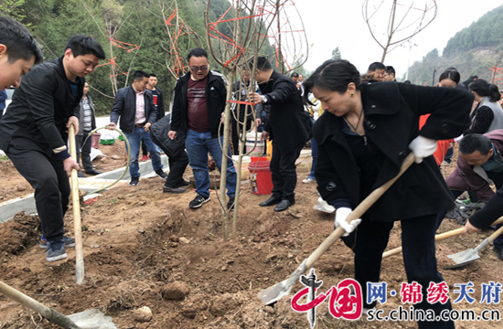 射洪县委统战部到香山镇开展植树节产业扶贫活动