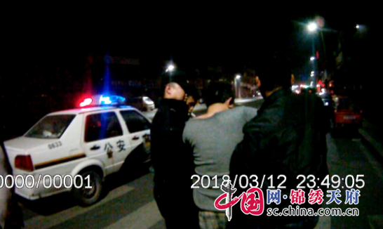 癱瘓男子深夜躺在馬路上，大英警民聯(lián)手抬其回家