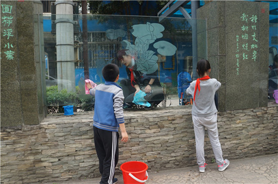 成都草堂小学西区分校组织六年级门生介入植树节系列勾当(责编保举:初中数学zsjyx.com)