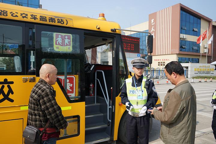 遂寧交警突擊檢查校車，筑牢安全防線