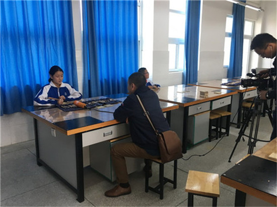 成都石室蜀都中学教师接受四川电视台《享学》
