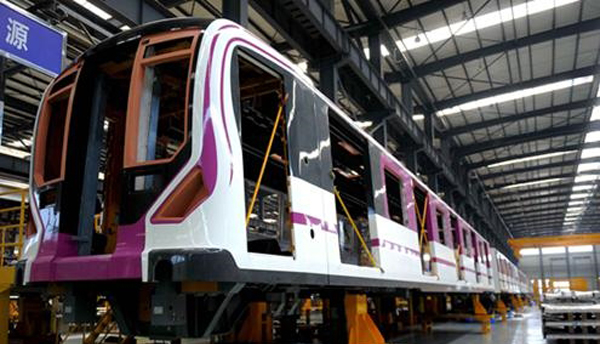 首列“成都造”地铁5号线A型铝合金车体在新津下线