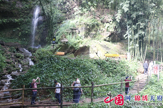 成都首座玻璃栈道和高空悬崖餐厅五一正式对外开放