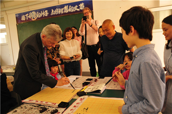全国有名音乐教训家威廉·布鲁斯到辰居路小学观光互换(责编保举:高中数学zsjyx.com)