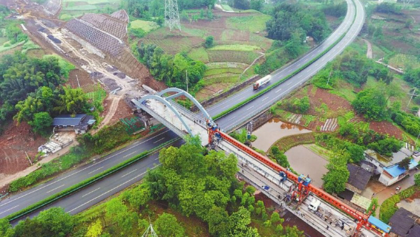 川藏铁路成雅段架梁完成 预计年底建成通车