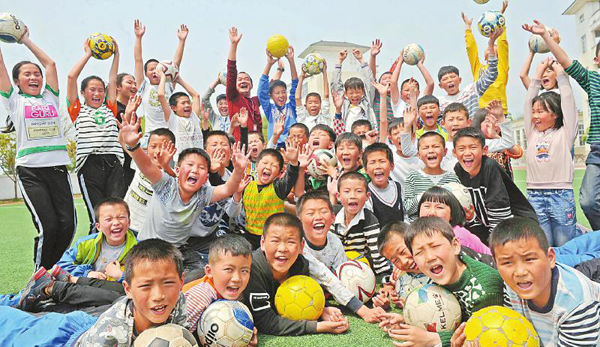 绵阳“田坝小学”留守孩子的足球梦