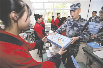 西部战区空军抗震救灾官兵代表回访龙门山镇