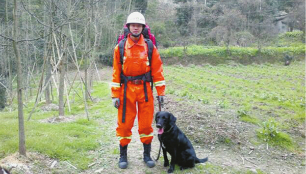 成都消防元老搜救犬离世 曾在玉树地震救出“第一人”