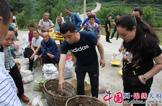 射洪縣行政審批局“以購助扶”暖人心