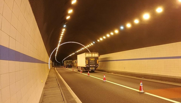 秦岭古家山隧道率先用上反光瓷砖 单洞每月可节约5万电费