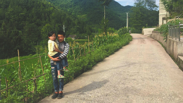 每天往返44公里！通江男孩抱着腿疾妹妹把学上