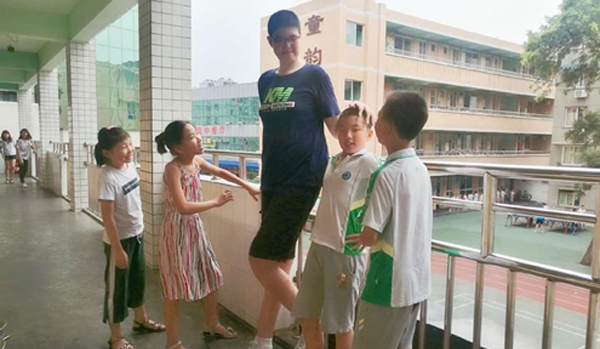 11岁男孩身高2.06米 他可能是全球最高小学生