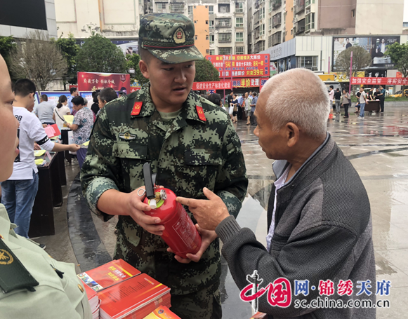 “安全生產(chǎn)月”安居消防大隊(duì)向市民普及消防安全知識(shí)