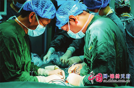 南充市中心医院胸心外科完成“单操作孔肺叶切除术”