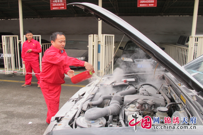 川中油氣礦汽車服務(wù)中心開展車輛自燃應(yīng)急處置演練