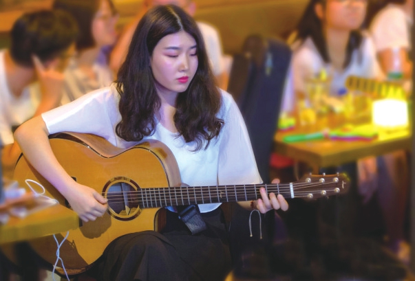 8女生言轮番弹唱这个成都歌舞不简单女孩的国语蹈图片