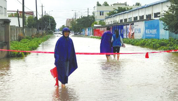 蒲江大爷雨中站12小时 当“人肉警示牌”指路