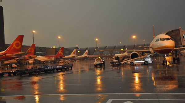 雷暴致成都机场大面积航班延误 