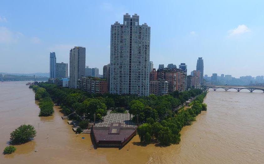 高清组图：洪峰过境 泸州滨江路游道被淹