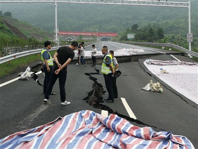 成安渝高速路面沉降交通管制 重庆往成都方向